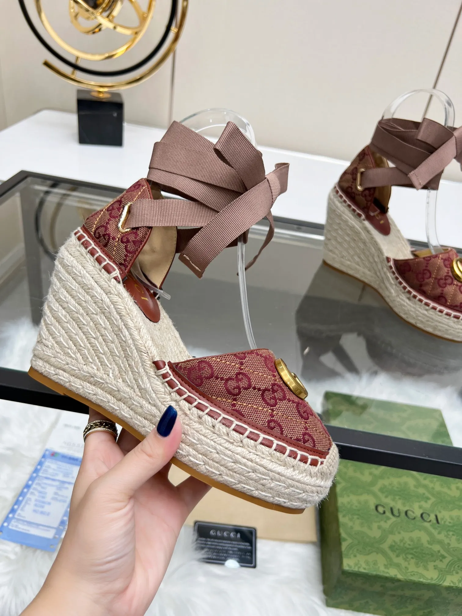 👟👟Ex-factory price 440👟👟 GUCCI wedge fisherman sandals, thick-soled straw, high-end quality, fabric: double G fabric, electric embroidery, lining: mixed sheepskin lining, yardage: 35～42, color: pure white. Dear new and old customers, the picture has been updated, please transfer the image to change. The upgraded version of the wedge heel currently has more than 40 colors. Transfer the image to sell.